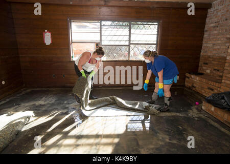 Sour Lake, USA. 06 Sep, 2017. Sour Lake, Texas Sept. 6, 2017: Meagan Frusha und Amber McCarthy Arbeit Homestead bei 103 Pinevale Weg zu sauberen als Bewohner des Pinienwaldes Unterteilung außerhalb Saure See angesichts der gewaltigen Aufgabe der Sanierung ihrer Häuser, wie Sie gerade zurück in den Bereich lassen wurden Mittwoch, neun Tage nach dem Hochwasser wird der Bereich dezimiert nach Hurrikan Harvey. Credit: Bob Daemmrich/Alamy leben Nachrichten Stockfoto