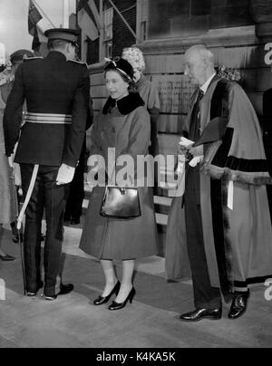 März 03, 1961 - Die Königin visits Kingston: Königin Elizabeth II. ist von Lord Hamilton des Dalzell erhalten, Vice President bei Ihrer Majestät - Leutnant für die Grafschaft Surrey, wie kommt sie an der Guildhall bei ihrem Besuch in der Royal Borough von Kingston upon Thames, Surrey heute, am 24. März. Auf der rechten Seite ist Stadtrat E.C. Levett, die für den Bürgermeister heute Stellvertreter. (Bild: © Keystone Presse Agentur/Keystone USA über ZUMAPRESS.com) Stockfoto