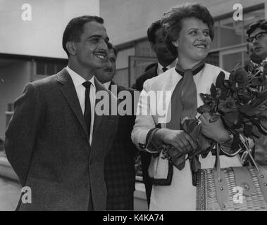 Jan. 07, 1962 - König Hussein & Toni Anfahrt: Foto zeigt König Hussein von Jordanien und seine britische Frau, ehemalige Ipswich telefonist Toni Gärtner im lydd Flughafen sind heute nach Ihrer Ankunft. Die Paare bleiben in einer Penthouse Suite im Dorchester. Es ist Ihre erste Reise im Ausland zusammen'' eine Art verspäteten Flitterwochen'' - seit ihrer Ehe. (Bild: © Keystone Presse Agentur/Keystone USA über ZUMAPRESS.com) Stockfoto