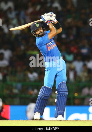 Colombo, Sri Lanka. 6 rechts Sept, 2017. Der indische Kapitän Virat Kohli spielt einen Schuß während der Twenty20 Cricket Match gegen Sri Lanka in R Premadasa International Cricket Stadion in Colombo, Sri Lanka am Mittwoch, 6. September 2017 Credit: Pradeep Dambarage/Alamy leben Nachrichten Stockfoto