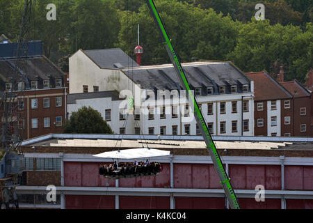 Bristol, UK. 07 Sep, 2017. Diners, um den Himmel in Bristol mit dem Kran hoch über der Stadt ausgesetzt. Der Essbereich bietet Platz für 22 Personen, alle sitzen und straped in. Gast Küchenchef Sommelier wird das Essen von einem pop dienen bis in die Mitte des Diners. Das Frühstück ist 100 Fuß über der Stadt für ein wundervolles Frühstück serviert. Das Frühstück besteht aus 4 Kurs. Michelin Restaurant starrte James Sommerin aus Cardiff, Lovett Kuchen, Torte im Himmel, und Henry's haben ihre Beteiligung aufgrund der grossen Nachfrage verlängert. Credit: Robert Timoney/Alamy leben Nachrichten Stockfoto