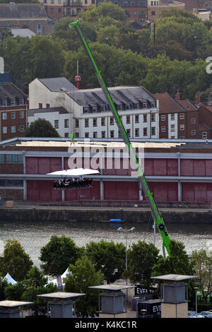 Bristol, UK. 07 Sep, 2017. Diners, um den Himmel in Bristol mit dem Kran hoch über der Stadt ausgesetzt. Der Essbereich bietet Platz für 22 Personen, alle sitzen und straped in. Gast Küchenchef Sommelier wird das Essen von einem pop dienen bis in die Mitte des Diners. Das Frühstück ist 100 Fuß über der Stadt für ein wundervolles Frühstück serviert. Das Frühstück besteht aus 4 Kurs. Michelin Restaurant starrte James Sommerin aus Cardiff, Lovett Kuchen, Torte im Himmel, und Henry's haben ihre Beteiligung aufgrund der grossen Nachfrage verlängert. Credit: Robert Timoney/Alamy leben Nachrichten Stockfoto