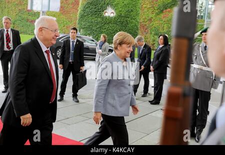 Berlin, Deutschland. 7. Sep 2017. Der israelische Präsident Reuven Rivlin ist bekam von Bundeskanzlerin Angela Merkel vor der Staatskanzlei in Berlin, Deutschland, 7. September 2017. Foto: Kay Nietfeld/dpa/Alamy leben Nachrichten Stockfoto