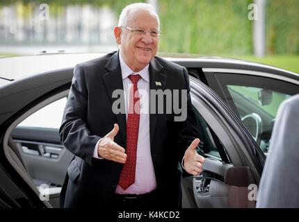 Berlin, Deutschland. 7. Sep 2017. Der israelische Präsident Reuven Rivlin ist bekam von Bundeskanzlerin Angela Merkel (nicht im Bild) außerhalb der Staatskanzlei in Berlin, Deutschland, 7. September 2017. Foto: Kay Nietfeld/dpa/Alamy leben Nachrichten Stockfoto