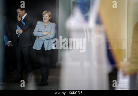 Berlin, Deutschland. 7. Sep 2017. Die deutsche Bundeskanzlerin Angela Merkel mit Regierungssprecher Steffen Seibert (L) vor Erhalt der israelische Präsident Rivlin außerhalb der Staatskanzlei in Berlin, Deutschland, 7. September 2017. Foto: Kay Nietfeld/dpa/Alamy leben Nachrichten Stockfoto