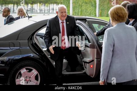 Berlin, Deutschland. 7. Sep 2017. Der israelische Präsident Reuven Rivlin ist bekam von Bundeskanzlerin Angela Merkel vor der Staatskanzlei in Berlin, Deutschland, 7. September 2017. Foto: Kay Nietfeld/dpa/Alamy leben Nachrichten Stockfoto