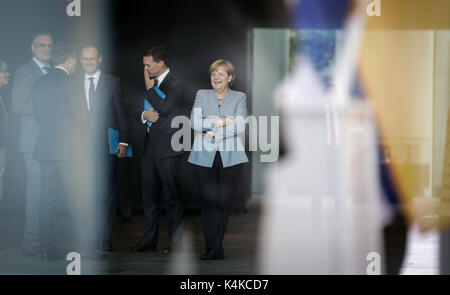 Berlin, Deutschland. 7. Sep 2017. Die deutsche Bundeskanzlerin Angela Merkel mit Regierungssprecher Steffen Seibert (L) vor Erhalt der israelische Präsident Rivlin außerhalb der Staatskanzlei in Berlin, Deutschland, 7. September 2017. Foto: Kay Nietfeld/dpa/Alamy leben Nachrichten Stockfoto