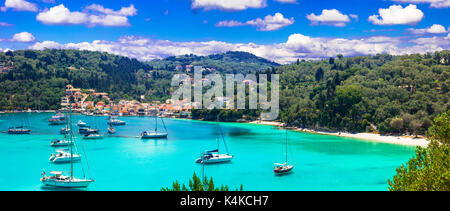 Schöne ruhige Inseln von Griechenland - Paxos (Ionische Inseln). malerische Lakka Dorf und Turquoise Bay Stockfoto