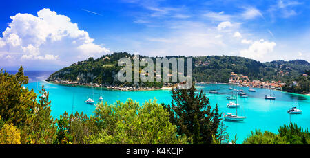 Schöne ruhige Inseln von Griechenland - Paxos (Ionische Inseln). malerische Lakka Dorf und Turquoise Bay Stockfoto