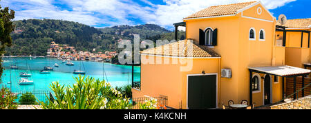 Schöne ruhige Inseln von Griechenland - Paxos (Ionische Inseln). malerische Lakka Dorf und Turquoise Bay. Ferien Villen. Stockfoto