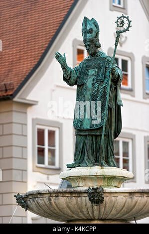 Statue des Missionars und Bischofs Willibald auf dem Willibaldsbrunnen, Marktplatz, Eichstätt, Oberbayern, Bayern, Deutschland Stockfoto