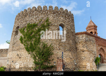 Alte Stadtmauer von Steinen mit Türmen Runde eine Stadt Sighnaghi. Kacheti. Georgien. Es ist die Stadt der Liebe in Georgien. Stockfoto