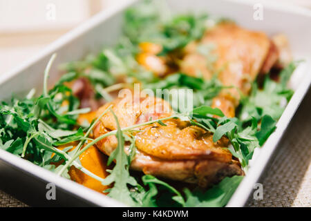 Gekocht Ente Beine im Backofen mit Rucola und Citrus Sauce Stockfoto