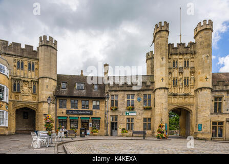 Brunnen Marktplatz mit Mittellos Portal links und Bishop's Auge rechts in Somerset, England. Stockfoto