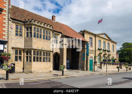 Abtei Torhaus und Rathaus in Magdalena Straße, Glastonbury, Somerset, England. Stockfoto