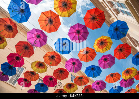 Badewanne, Somerset, uk. helle und bunte Sonnenschirme im southgate Shopping Mall ausgesetzt Stockfoto