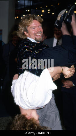 Richard Branson eröffnet um 1990 den neuen Virgin Store in Belfast, Nordirland. Sir Richard Charles Nicholas Branson (*18. Juli 1950) ist ein englischer Wirtschaftsmagnat, Investor und Philanthrope.[4] Er gründete die Virgin Group, die mehr als 400 Unternehmen kontrolliert. Branson äußerte seinen Wunsch, Unternehmer in jungen Jahren zu werden. Im Alter von 16 Jahren war sein erstes Unternehmen eine Zeitschrift namens Student. 1970 gründete er ein Versandauftragsgeschäft. 1972 eröffnete er eine Plattenkette, Virgin Records, später bekannt als Virgin Megastores. Bransons Marke Virgin wuchs rasant Stockfoto