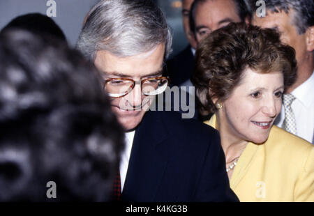 John Major ersten offiziellen Besuch in Nordirland mit seiner Frau. Sir John Major, KG, CH, PC (29. März 1943) ist ein britischer Politiker, der Premierminister des Vereinigten Königreichs und Führer der konservativen Partei von 1990 bis 1997. Er diente als Außenminister und dann der Finanzminister in die Thatcher-regierung von 1989 bis 1990, und war Mitglied des Parlaments (MP) für Huntingdon von 1979 bis er 2001 in den Ruhestand. Seit Margaret Thatcher's Tod im Jahr 2013, er ist der älteste lebende ehemalige Premierminister. In Sutton, Surrey geboren, wuchs in Brixton. Er zunächst arbeiten Stockfoto