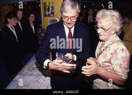 John Major ersten offiziellen Besuch in Nordirland mit seiner Frau. Sir John Major, KG, CH, PC (29. März 1943) ist ein britischer Politiker, der Premierminister des Vereinigten Königreichs und Führer der konservativen Partei von 1990 bis 1997. Er diente als Außenminister und dann der Finanzminister in die Thatcher-regierung von 1989 bis 1990, und war Mitglied des Parlaments (MP) für Huntingdon von 1979 bis er 2001 in den Ruhestand. Seit Margaret Thatcher's Tod im Jahr 2013, er ist der älteste lebende ehemalige Premierminister. In Sutton, Surrey geboren, wuchs in Brixton. Er zunächst arbeiten Stockfoto