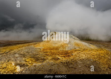 Heißer Dampf Vent in der geothermischen Bereich von Hveravellir. Stockfoto