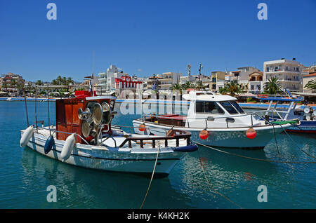 Fischerboote im Hafen von Sitia Bezirk Lasithi, Kreta, Griechenland Stockfoto