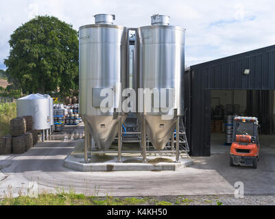 dh Black Isle Brewery MUNLOCHY ROSS CROMARTY Lagerung in Edelstahl Tanks Bierherstellung Mikrobrauerei Schottland Fermenters Gärtank Stockfoto