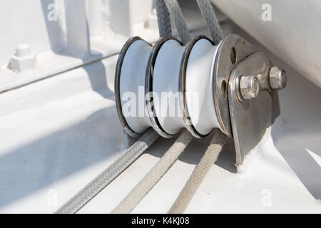 Schote, Seile, Platten, Spille, klampe Bausteine, Riemenscheiben, - Segel Yacht Equipment und Lösungen auf der Yacht. Nautische Welt. Stockfoto