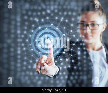 Moderne Technologien, Internet und Netzwerk Konzept - Mann, drückt den Knopf auf dem virtuellen Bildschirm Stockfoto