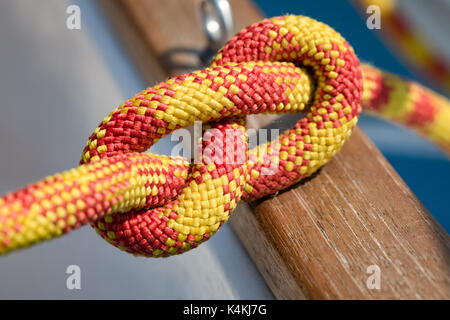 Acht Knoten, Segler weltweit, rolling Hitch. Seile auf Segelboot, Yacht Equipment. Stockfoto