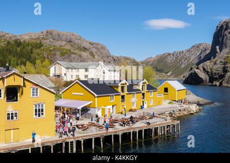 Alte hölzerne Gebäude mit Touristen, die historische Fischerdorf Nusfjord, Insel Flakstadøya, Lofoten, Nordland, Norwegen, Skandinavien Stockfoto