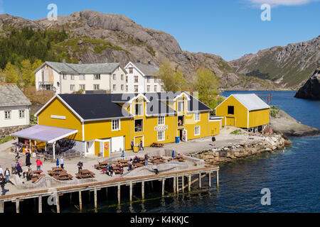 Karoline Cafe im alten Holzhaus mit Touristen, die historische Fischerdorf Nusfjord Insel Flakstadøya Lofoten Nordland Norwegen Stockfoto