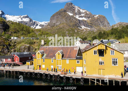 Touristen, die in historischen Fischerdorf Nusfjord, Insel Flakstadøya, Lofoten, Nordland, Norwegen, Skandinavien Stockfoto