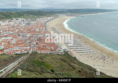 Überblick über die Stadt und den Strand von nazare im Sommer. Leiria, Portugal Stockfoto