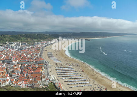 Überblick über die Stadt und den Strand von nazare im Sommer. Leiria, Portugal Stockfoto