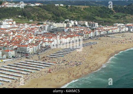 Überblick über die Stadt und den Strand von nazare im Sommer. Leiria, Portugal Stockfoto