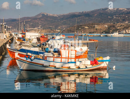 Farbenfrohe Fischerboote liegen im Hafen von Sitia, Ostkreta, Griechenland Stockfoto