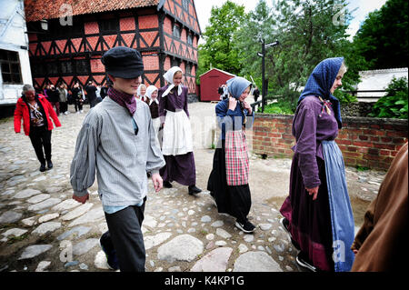 Menschen in historischen Kostümen an Den Gamle durch (die Altstadt), Open air Folk Museum in Aarhus, Dänemark bekannt. Stockfoto