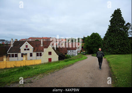 Ein Mann geht durch Den Gamle durch (die Altstadt), Open air Folk Museum in Aarhus, Dänemark bekannt. Stockfoto