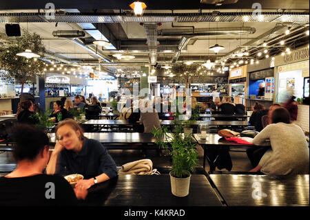 Die Leute an der Aarhus Central Food Market in Aarhus, Dänemark. Stockfoto