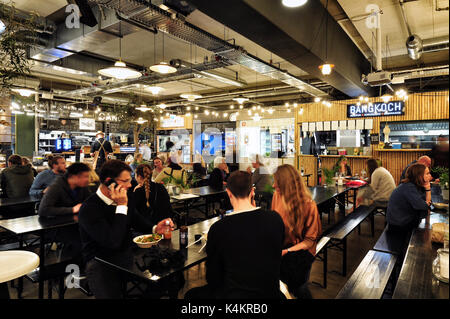 Die Leute an der Aarhus Central Food Market in Aarhus, Dänemark. Stockfoto