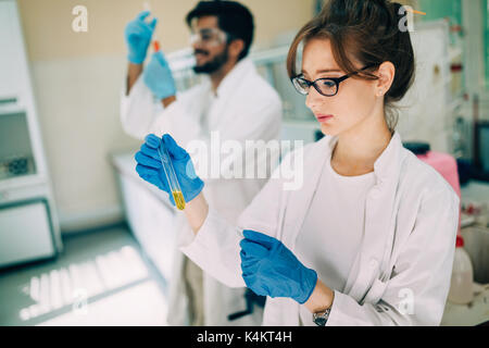 Junge Studenten der Chemie im Labor arbeiten Stockfoto