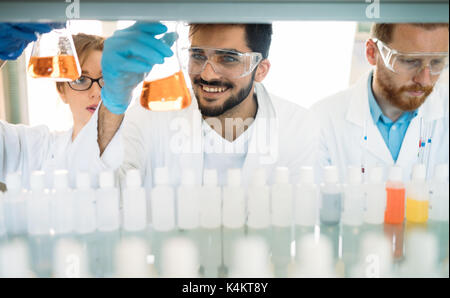 Gruppe von Chemie Studenten im Labor arbeiten Stockfoto