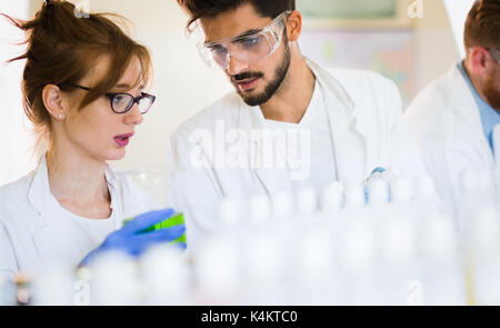 Junge Studenten der Chemie im Labor arbeiten Stockfoto