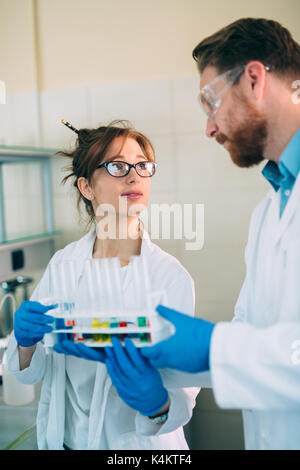 Junge Studenten der Chemie im Labor arbeiten Stockfoto
