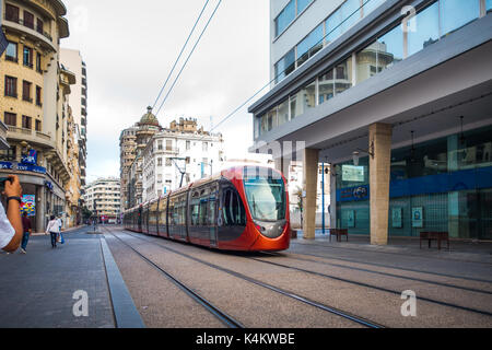 Casablanca, Marokko - 9. September 2017: street car Weitergabe Eisenbahnen Stockfoto