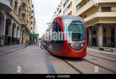 Casablanca, Marokko - 9. September 2017: street car Weitergabe Eisenbahnen Stockfoto