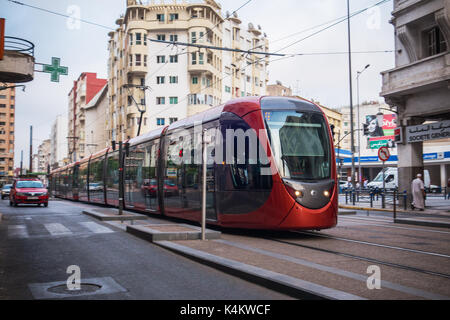 Casablanca, Marokko - 9. September 2017: street car Weitergabe Eisenbahnen Stockfoto