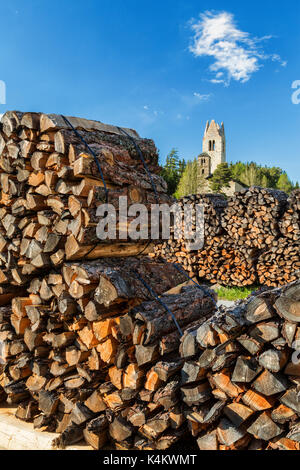 Die Kirche von San Gian umgeben von Holz und verschneiten Wäldern Celerina Kanton Graubünden Engadin Schweiz Europa Stockfoto