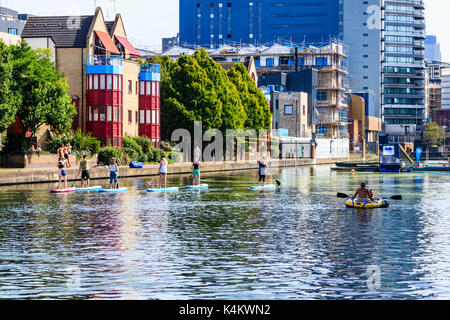 Tretboarder im City Road Basin kühlen sich ab, wenn die Temperaturen steigen, Regent's Canal, Islington, London, Großbritannien Stockfoto