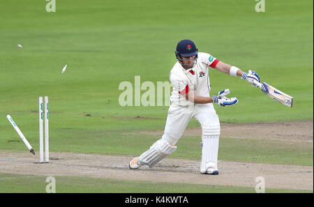 Der Lancashire Liam Livingstone wird aus dem Bowling von Essex' Jamie Porter rollte, während der specsavers County Championship, Abteilung 1 Match im Emirates Old Trafford, Manchester. Stockfoto